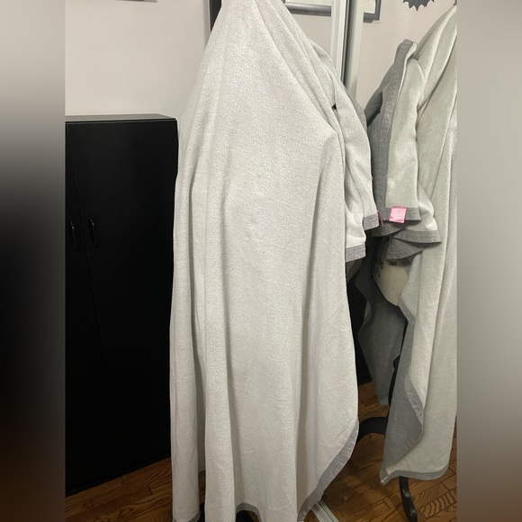 Victoria secret royal pink academy blanket - Picture 3 of 4